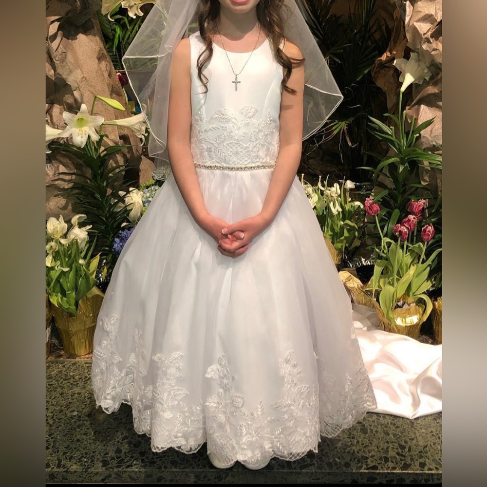 Beautiful lace tulle and satin White Communion or Flower Girl dress size 6